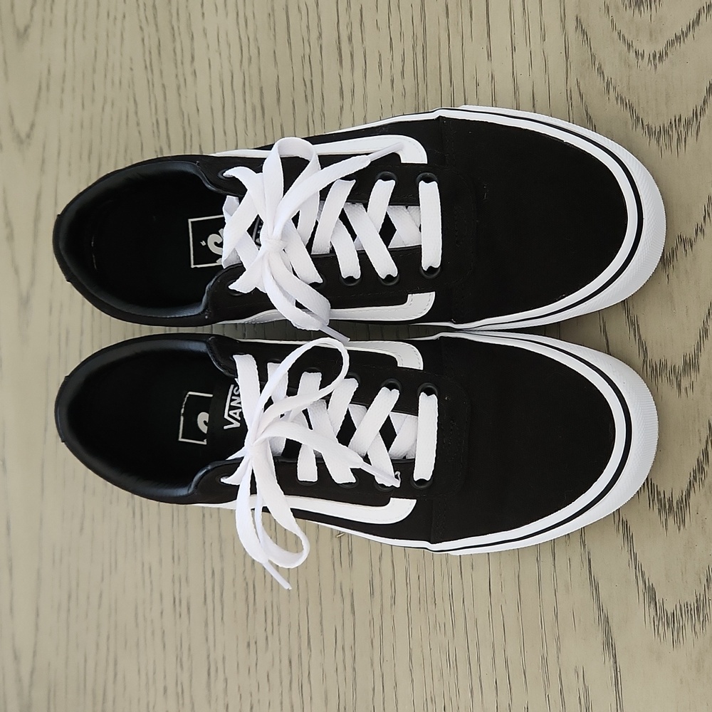Women's Vans Ward Sneakers Black and White - Size 8